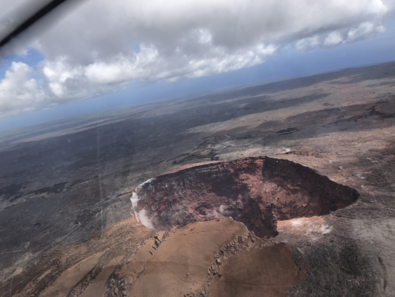 キラウエア火山の噴火口