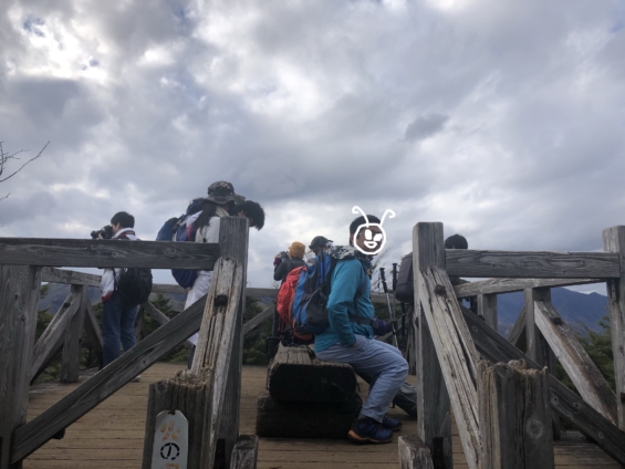 半月山の展望台と数人の観光客