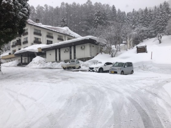 野沢グランドホテル前の雪道
