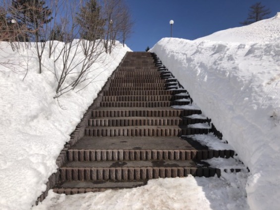 スキー場へ向かう階段