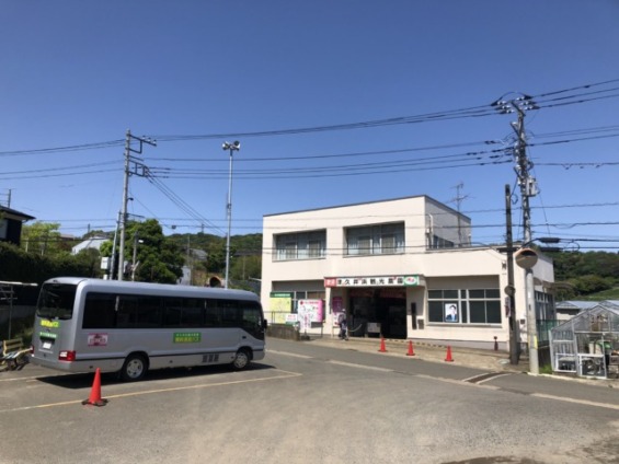 津久井浜観光農園の建物と送迎バス